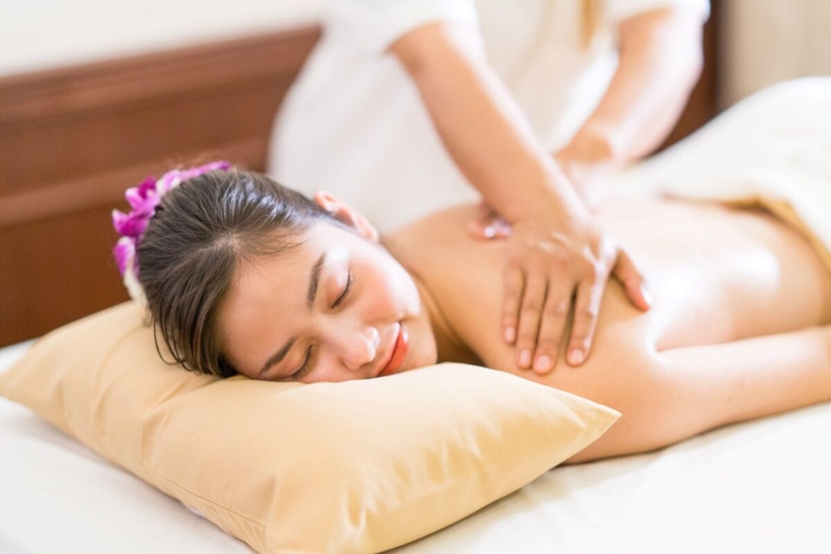 Read more about the article LET’S GET TO KNOW THAI BALM MASSAGE.