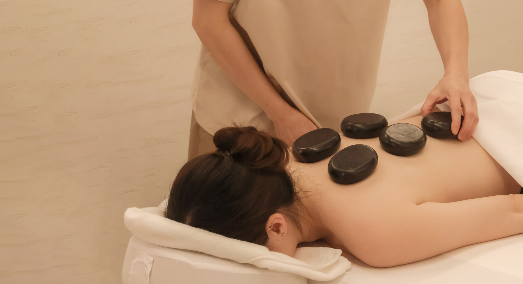 Read more about the article What Are The Pros and Cons of Hot Stone Massage? 
