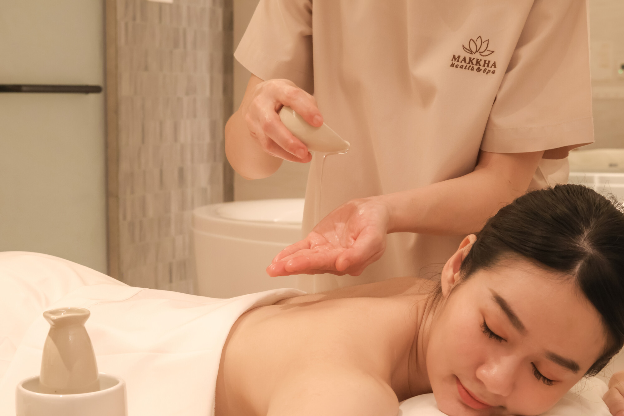 Read more about the article Choosing the Best Oil Massage Therapy & Essential Oils at Makkha Health & Spa