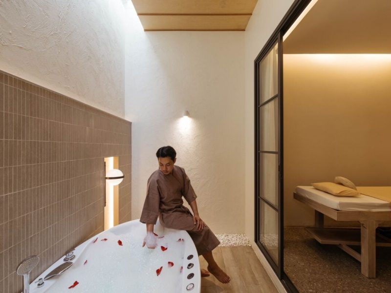 Luxurious spa bath with flower petals at Makkha Spa in Chiangmai, best spa destination for relaxation and rejuvenation.
