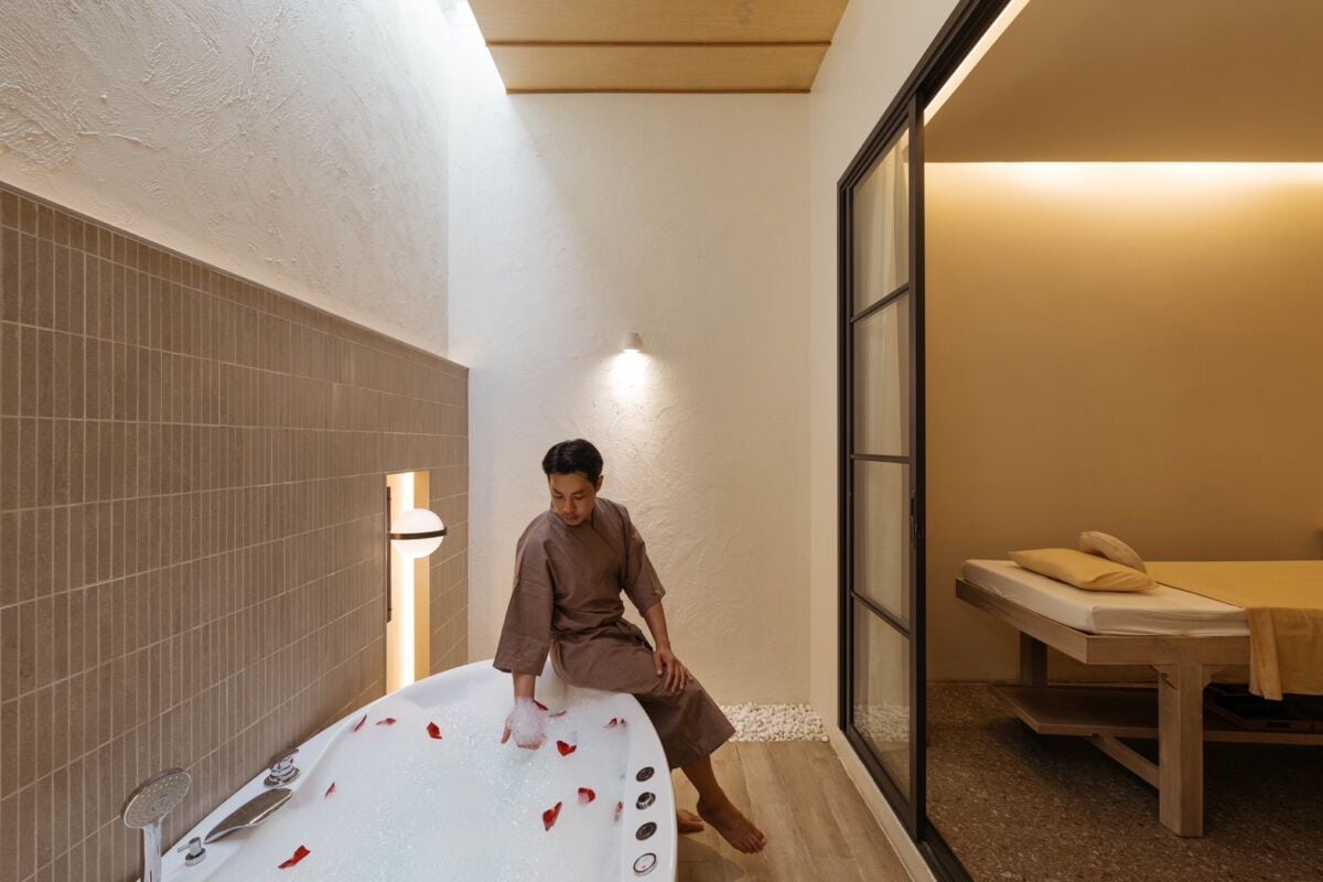 Luxurious spa bath with flower petals at Makkha Spa in Chiangmai, best spa destination for relaxation and rejuvenation.