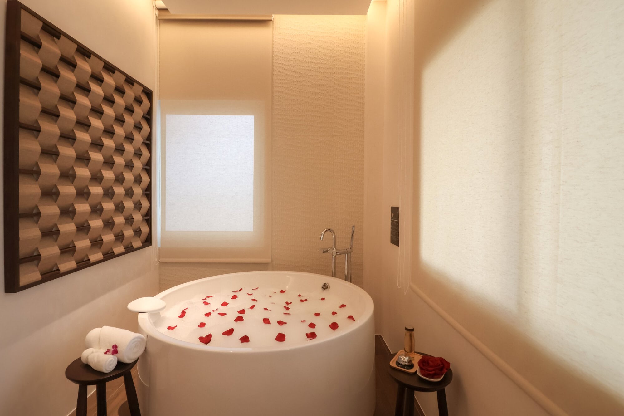 Relaxing jacuzzi bath with rose petals at Makkha Spa, Chiang Mai’s premier spa destination. Perfect for rejuvenation and luxury wellness experiences.