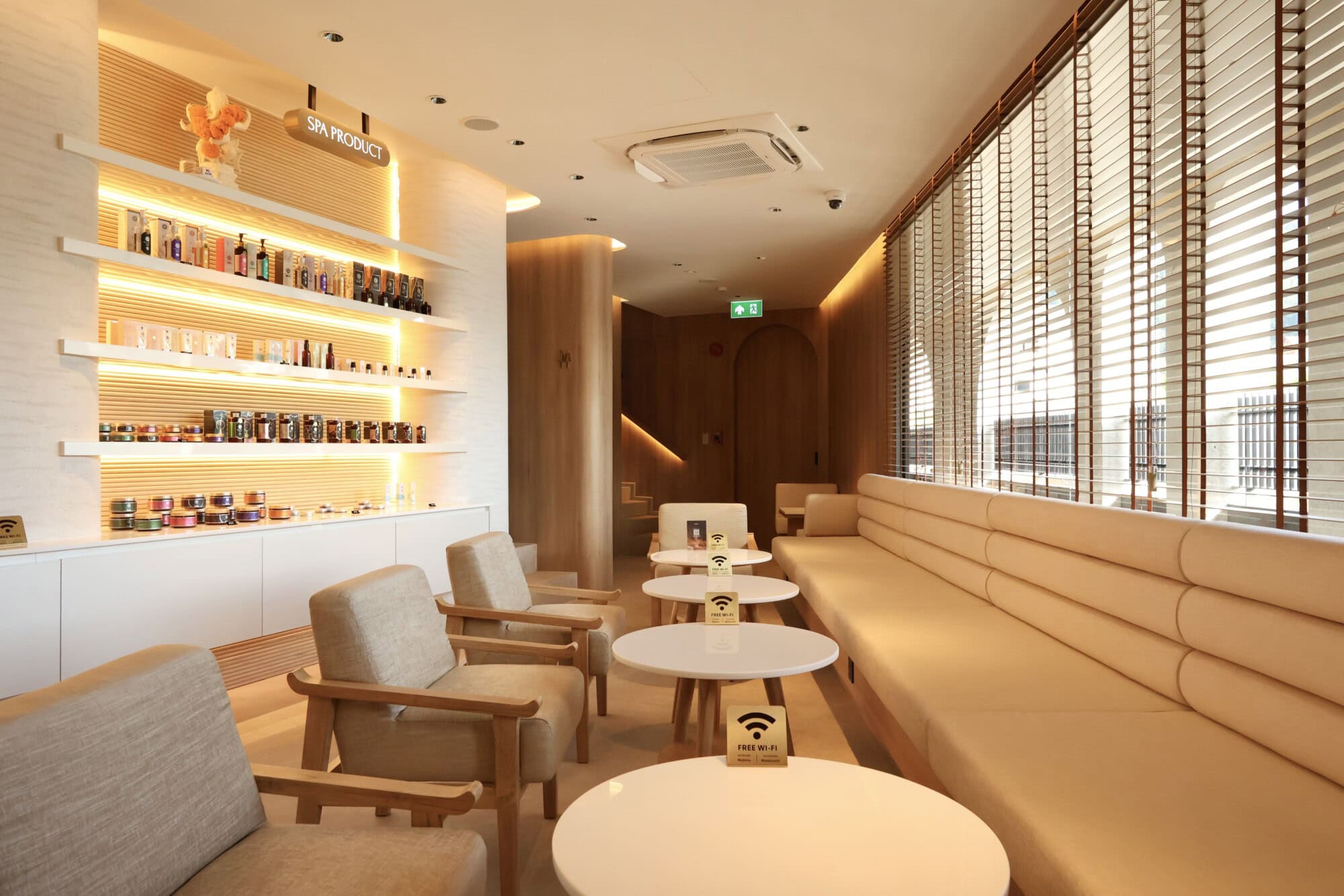 Relaxing Chiangmai spa lounge with comfortable seating, wooden accents, and large windows, offering a luxurious atmosphere for spa guests at Makkha Spa, top-rated spa in Chiangmai.